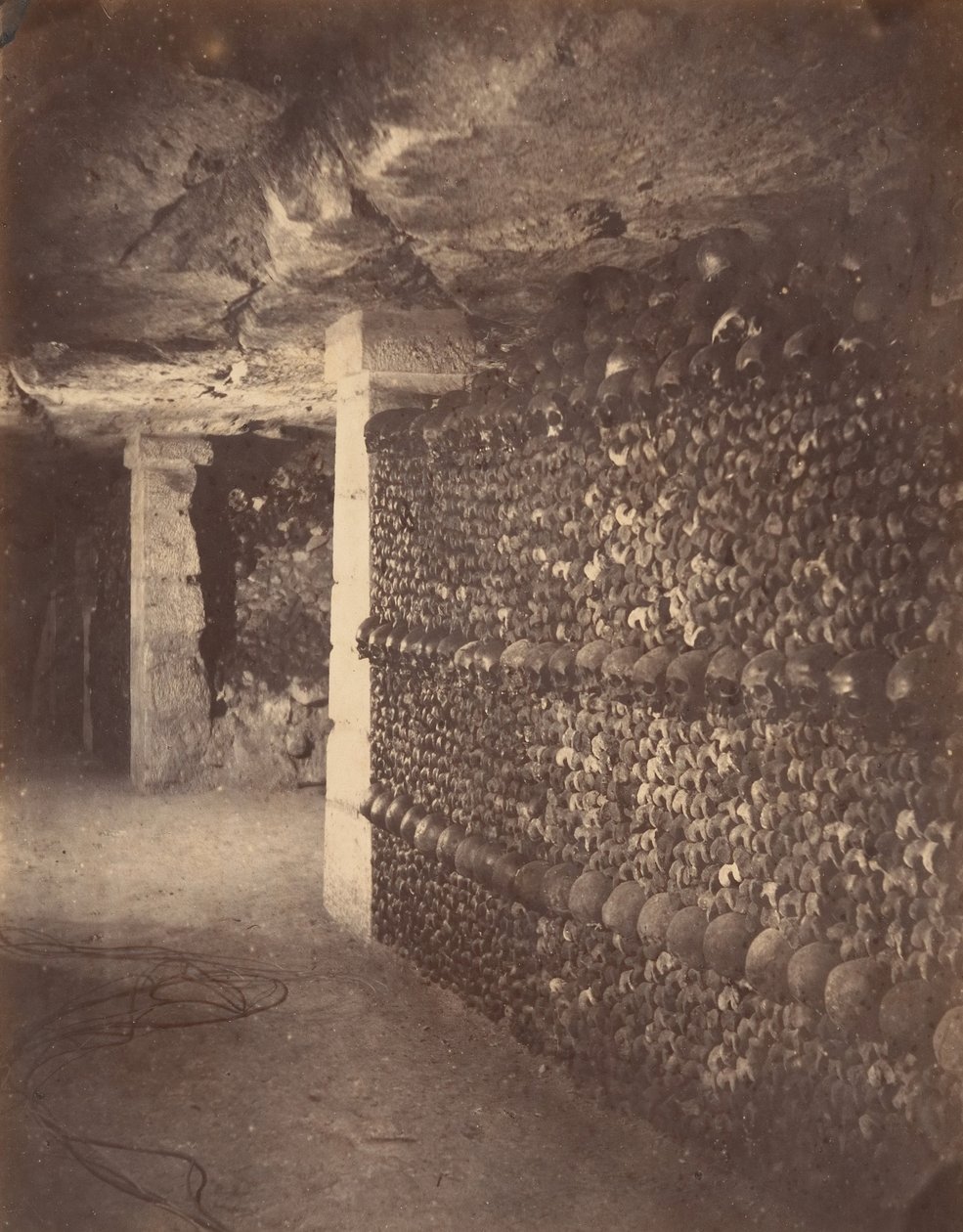 Katakomberne, Paris, april 1862. af Nadar