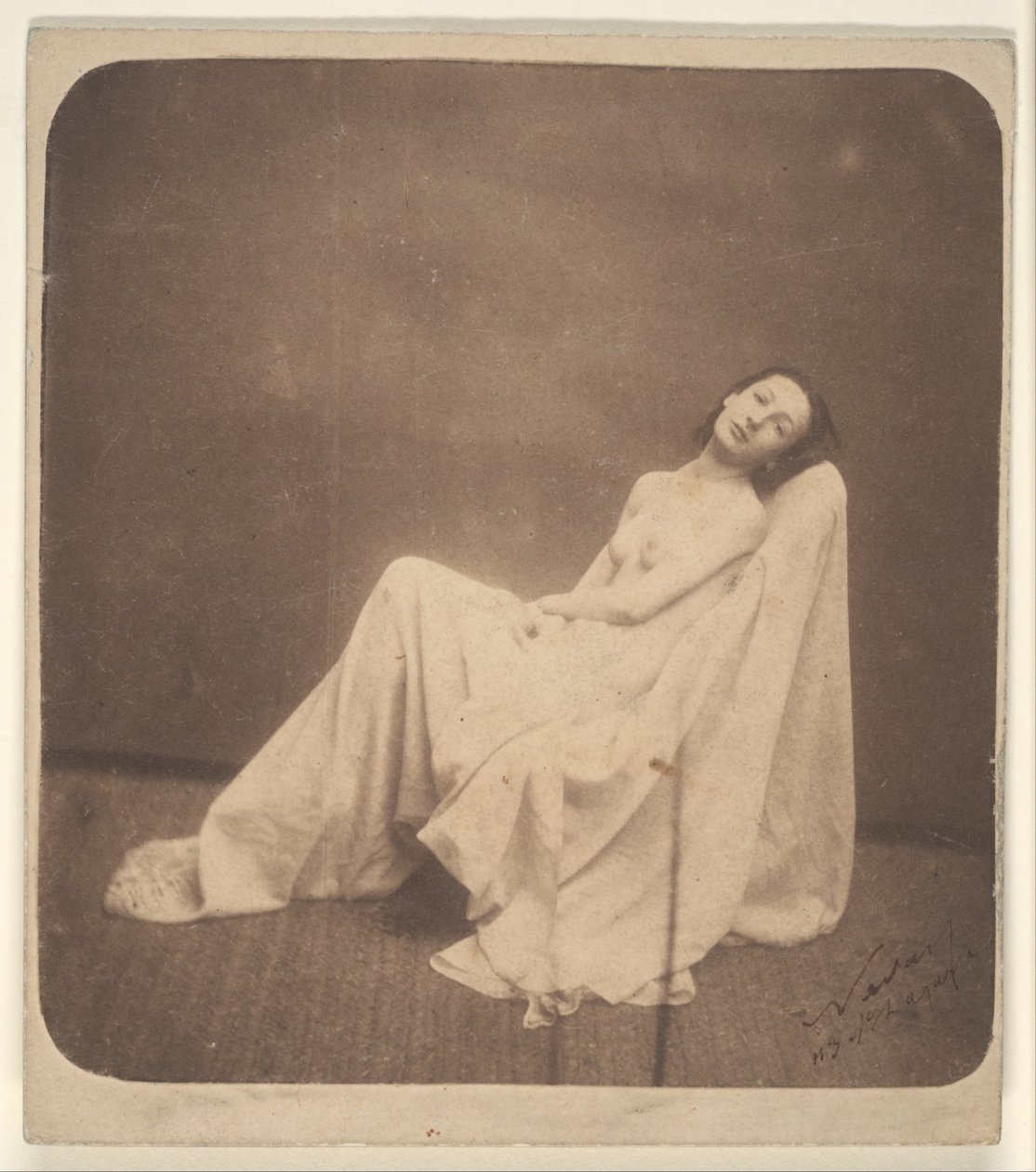 [Siddende model, delvist draperet] af Nadar