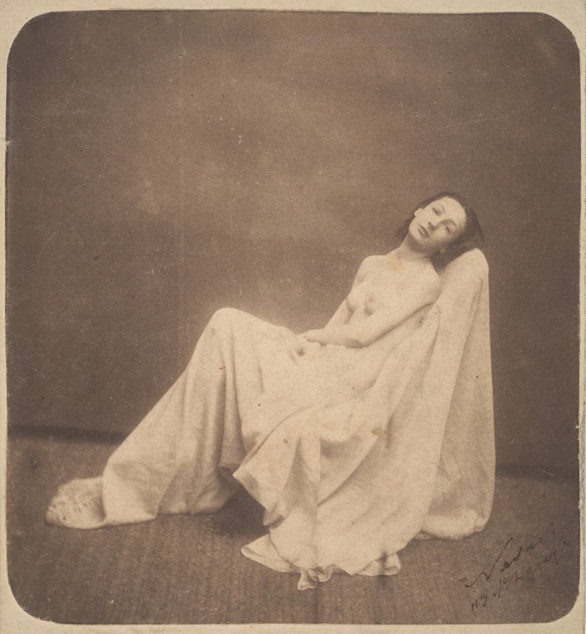 [Siddende model, delvist draperet], 1856-59. af Nadar