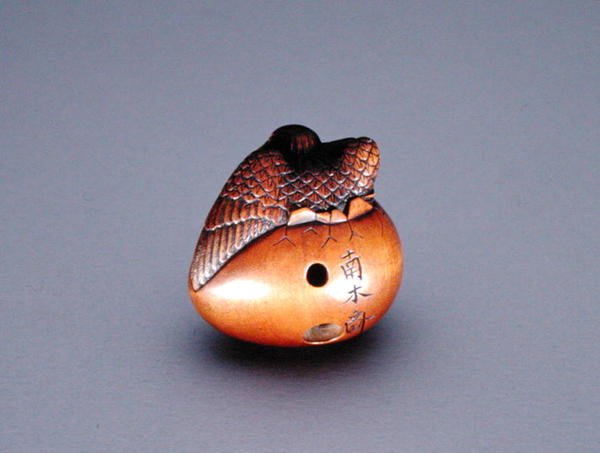 Netsuke, forestillende krage, der dukker op fra et æg, ca. 1840 (træ) (se forfra se 194417) af Nambokusai Nambokusai