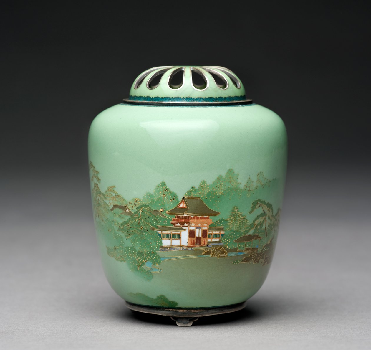 Koro med en indgangsport mellem træer, ca. 1905 (cloisonne-emalje) af Namikawa Yasuyuki