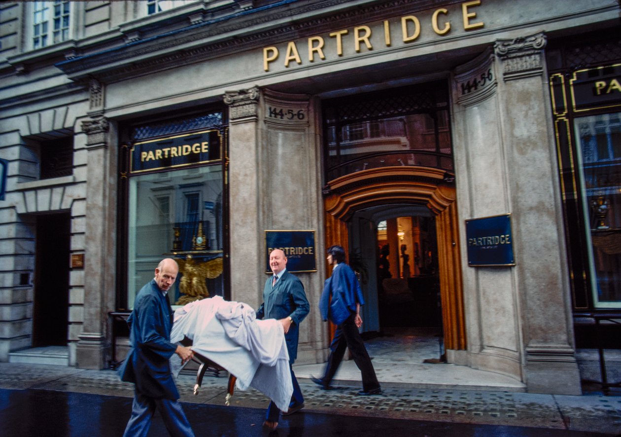 Partridge Antiques skibsfront og udstillingsvinduer på Bond Street, London, UK af Nathan Benn