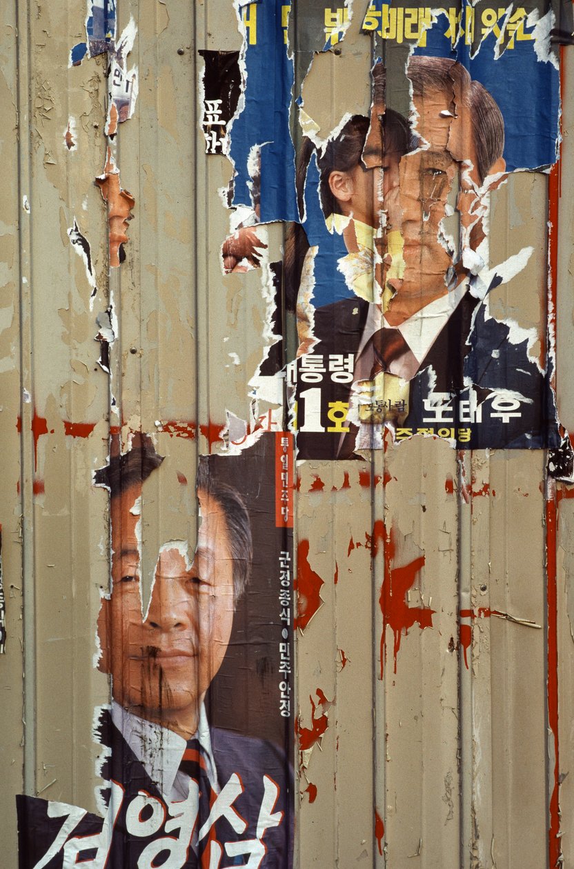 Strimlede kampagneplakater om valget mellem Roh Tae Woo, Kim Young Sam og K... af Nathan Benn
