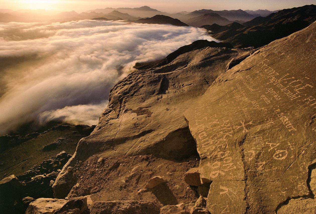 Toppen af Sinai-bjerget aka Jabal Musa ved solopgang af Nathan Benn