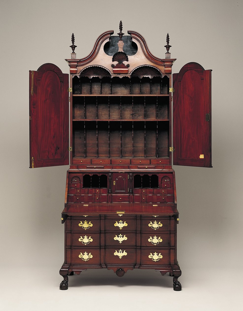 Skrivebord og reol, ca. 1770-76 (mahogni, sydlig gul fyr, østlig hvid fyr, gul poppel og messing) af Nathaniel Gould