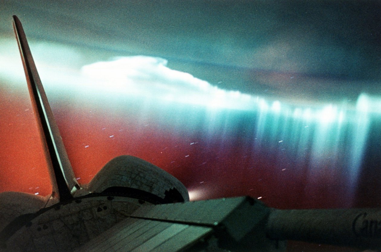Aurora Australis (gardinform) set fra Space Shuttle Endeavour, hvoraf en del kan ses øverst til højre i forgrunden. april 1994. NASA-fotografi. af National Aeronautics and Space Administration National Aeronautics and Space Administration