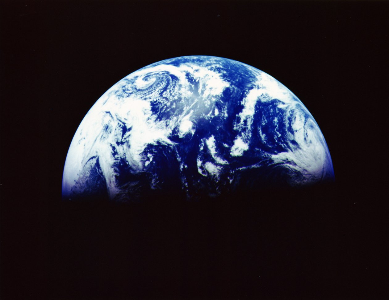 Jorden fra rummet fotograferet af rumfartøjet Galileo 11, december 1992 fra en afstand på 1,9 millioner km (1,2 millioner miles) Antarktis, bund og daggry stiger over Stillehavet. NASA fotografi. af National Aeronautics and Space Administration National Aeronautics and Space Administration