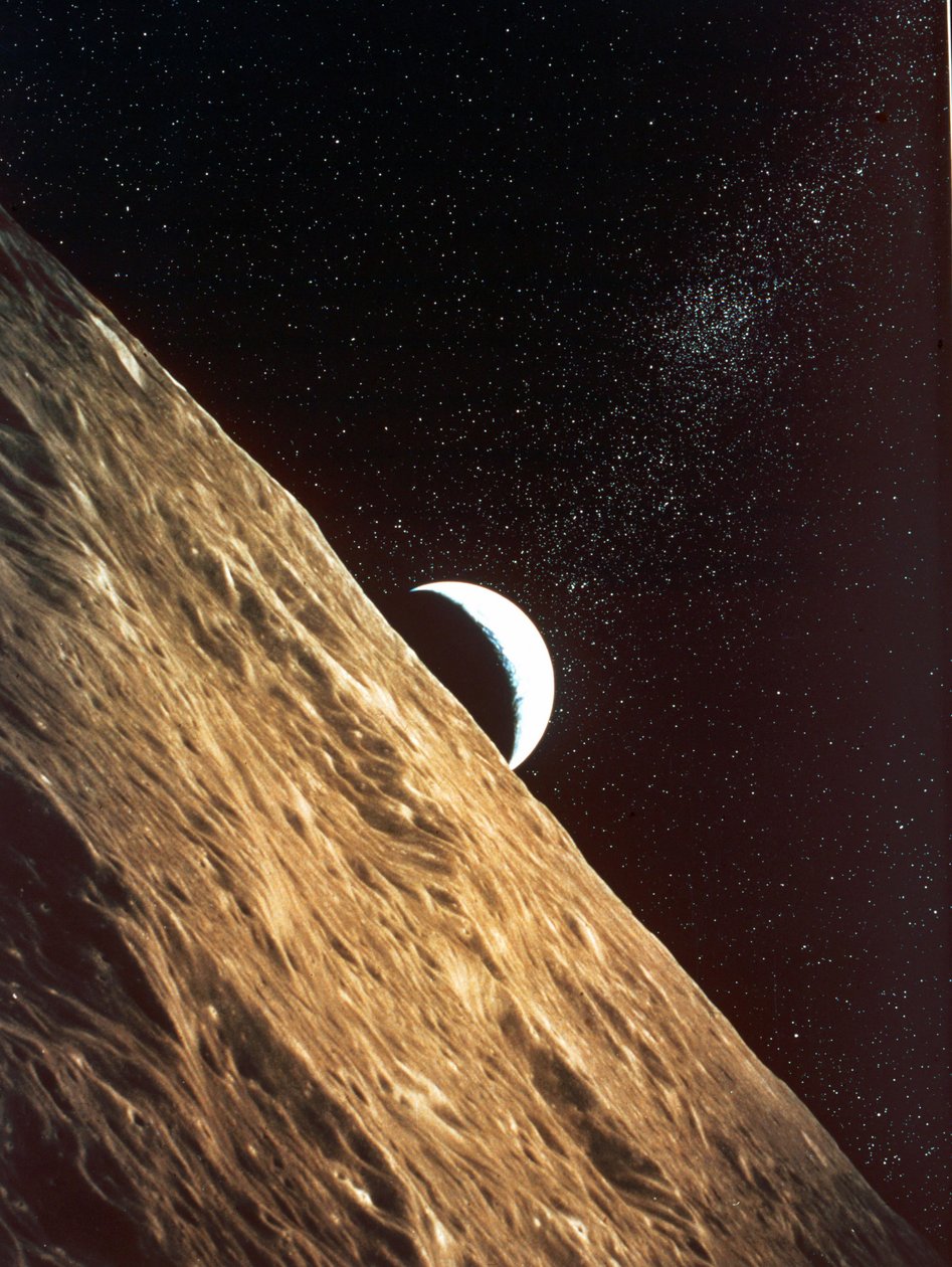 Jordstigning set fra Månens overflade: Apollo Mission 1969. NASA-fotografi af National Aeronautics and Space Administration National Aeronautics and Space Administration