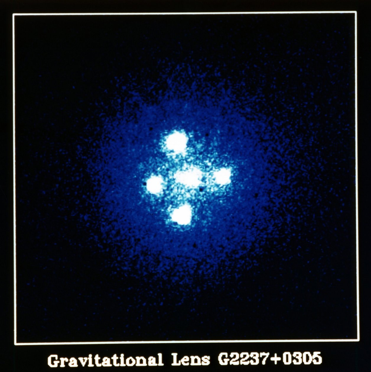 Einstein Cross Quasar: Gravitation Lens G2237 plus 0305. NASA-fotografi. af National Aeronautics and Space Administration National Aeronautics and Space Administration