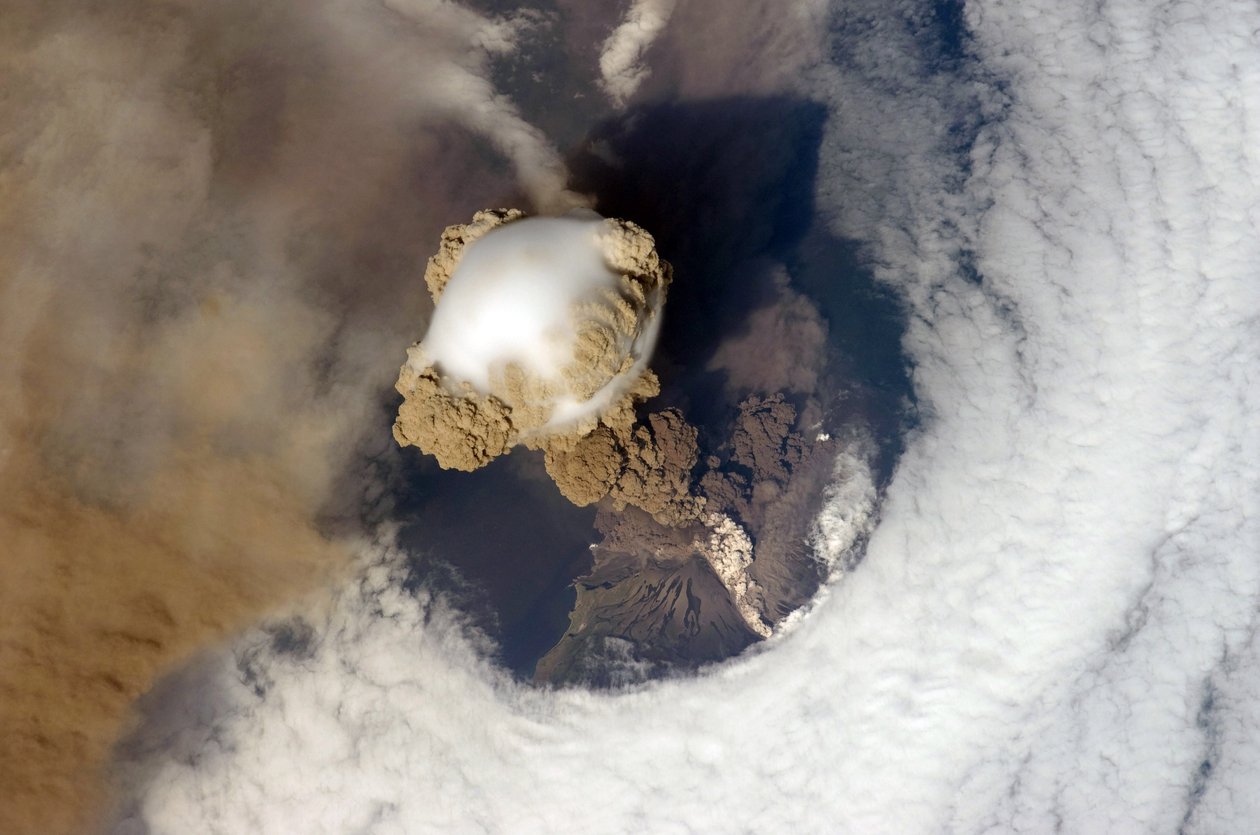 Udbrud af Sarychev Peak Volcano, Kuriløerne, det nordøstlige Japan, 12. juni 2009, set på den internationale rumstation. Det hvide stof på siden af vulkanen er pyroplastisk flow. Kredit NAS af National Aeronautics and Space Administration National Aeronautics and Space Administration