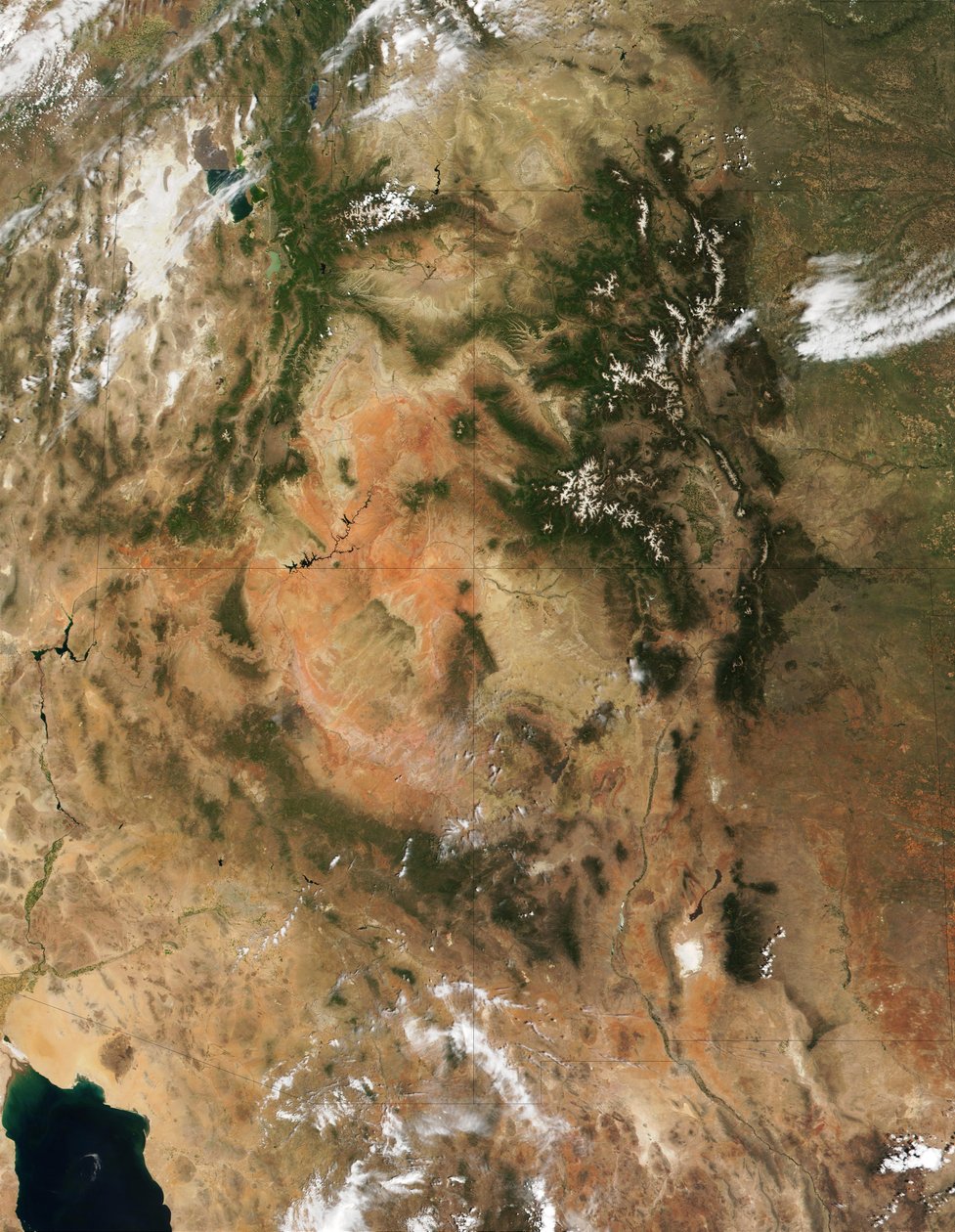 Four Corners-regionen i det sydvestlige USA. Skovdækkede Rocky Mountains, som stadig har snedækkede tinder, løber gennem Colorado og ind i New Mexico. Ægte farve satellitbillede. Kredit N af National Aeronautics and Space Administration National Aeronautics and Space Administration