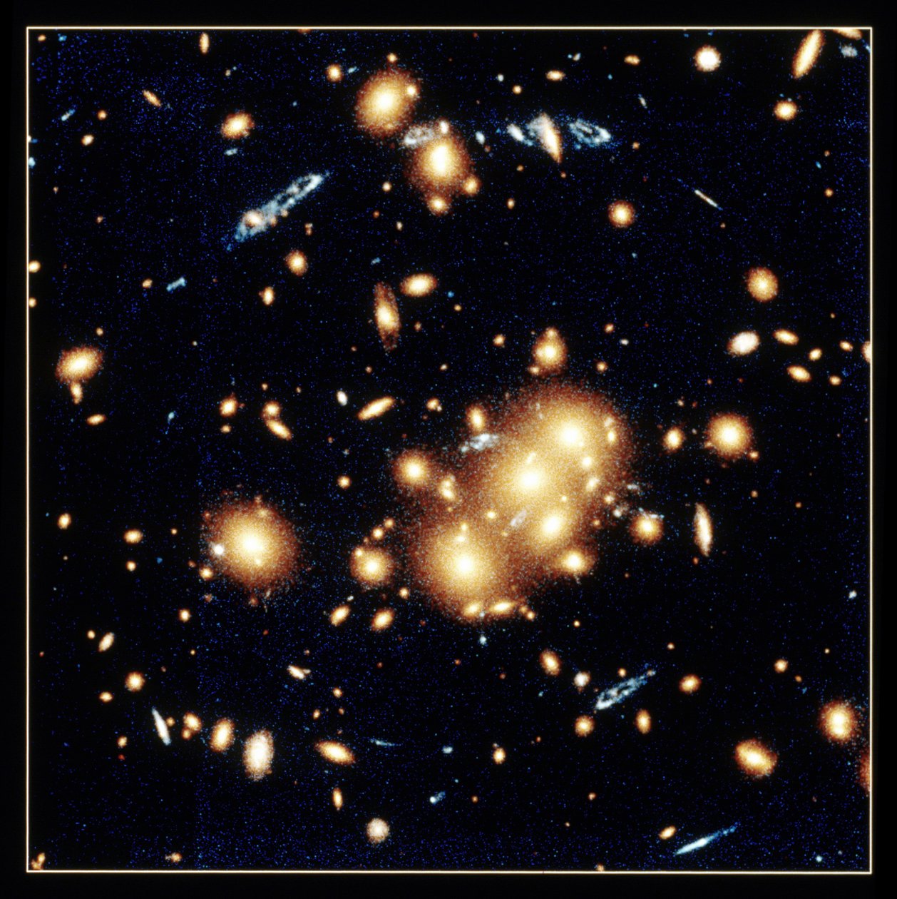 Gravitationslinse i CL0024 plus 1654. W.Collet (Princeton). NASA fotografi. af National Aeronautics and Space Administration National Aeronautics and Space Administration