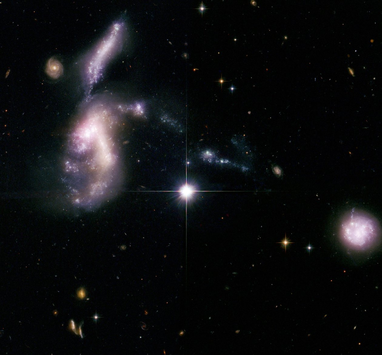 Hickson Compact Group 31, en af 100 kompakte galaksegrupper katalogiseret af den canadiske astronom Paul Hickson. Kredit NASA. Videnskab Astronomi af National Aeronautics and Space Administration National Aeronautics and Space Administration