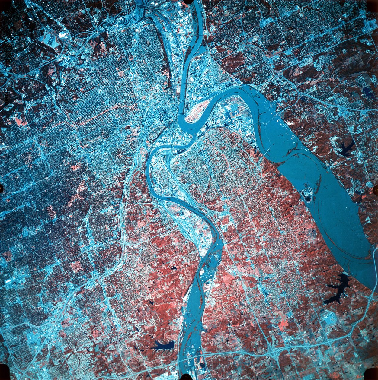 Infrarødt fotografi af sammenløbet af Missouri og Kansas-floderne, 19. juli 1993 under kraftige oversvømmelser (nord, øverst til højre). Taget fra NASAs ER-2 fly. NASA fotografi. af National Aeronautics and Space Administration National Aeronautics and Space Administration