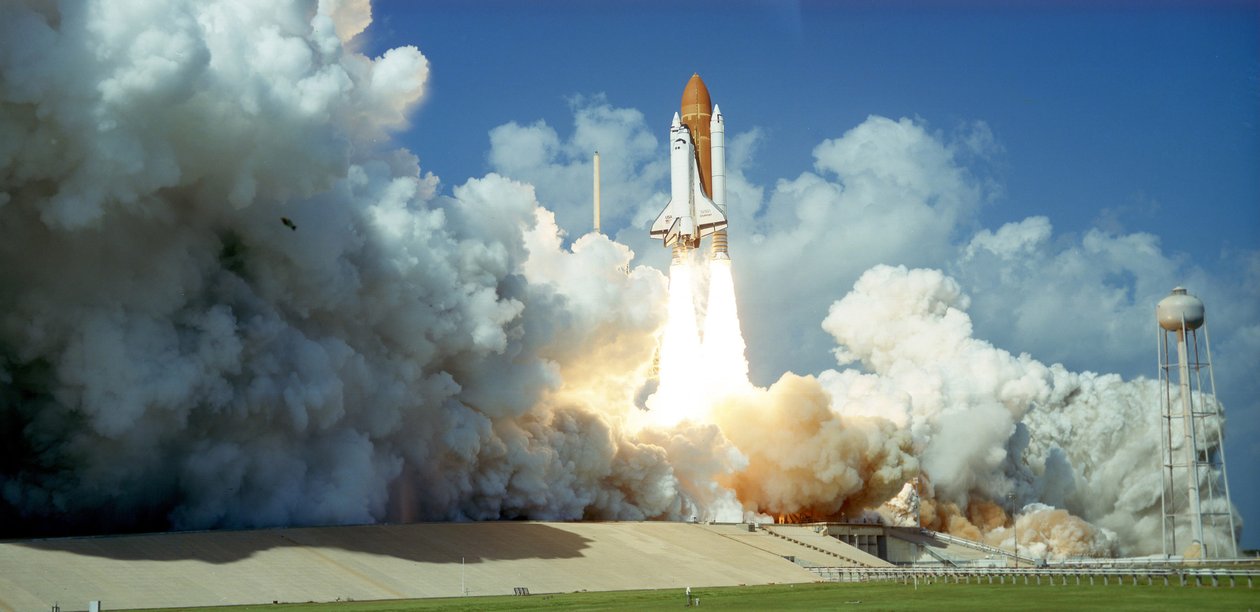 Lancering af rumfærgen Challenger, 1985. NASA-fotografi. af National Aeronautics and Space Administration National Aeronautics and Space Administration