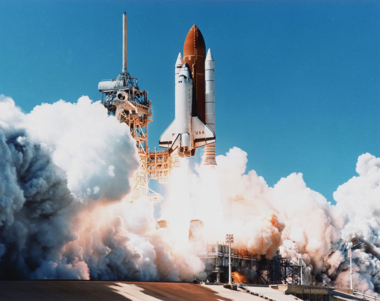 Lancering af rumfærgen Columbia fra Kennedy Space Center, Florida, 4. april 1997. NASA-fotografi. af National Aeronautics and Space Administration National Aeronautics and Space Administration