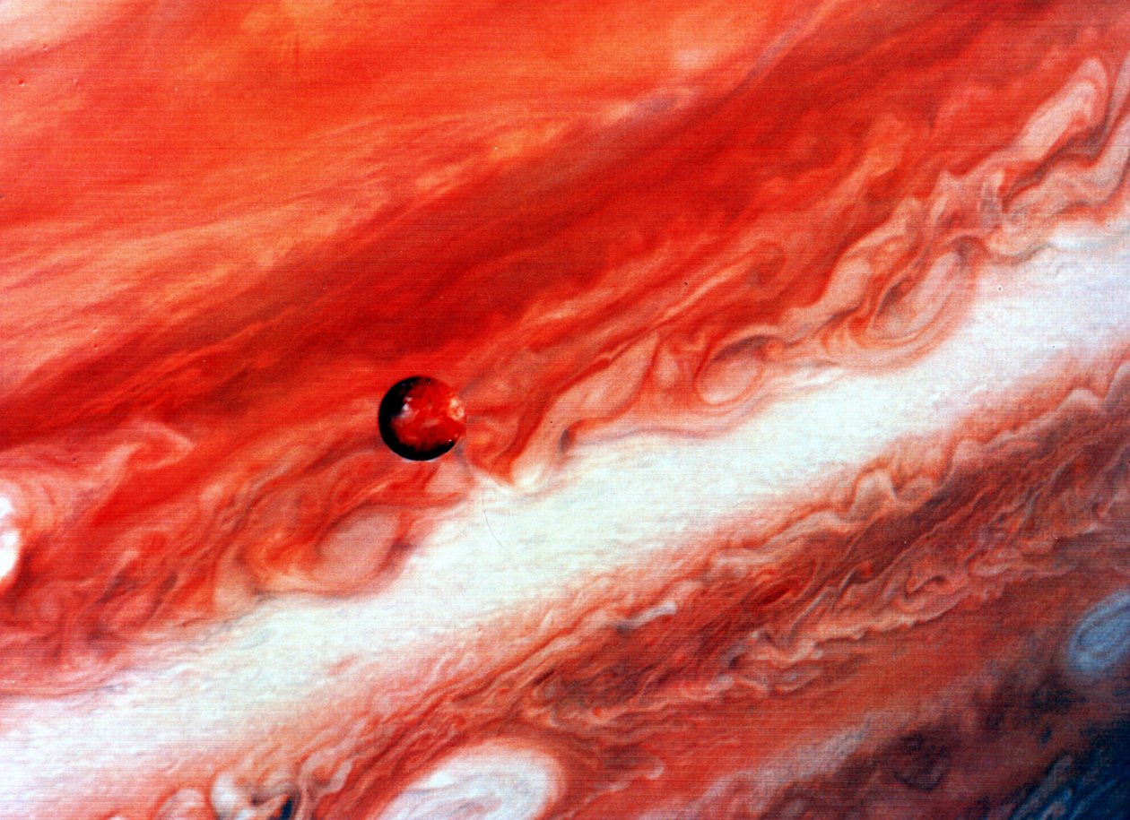 Mosaik af Jupiter og dens indre satellit lo. NASA fotografi. af National Aeronautics and Space Administration National Aeronautics and Space Administration