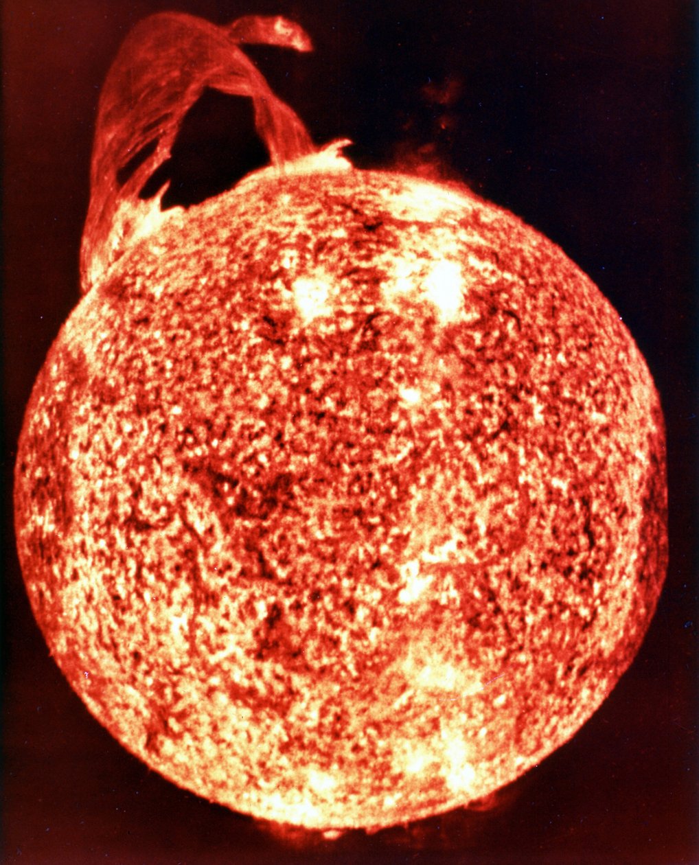 Et af de mest spektakulære soludbrud (øverst til venstre) nogensinde registreret, der spænder over mere end 588.000 km på tværs af soloverfladen. NASA fotografi. af National Aeronautics and Space Administration National Aeronautics and Space Administration