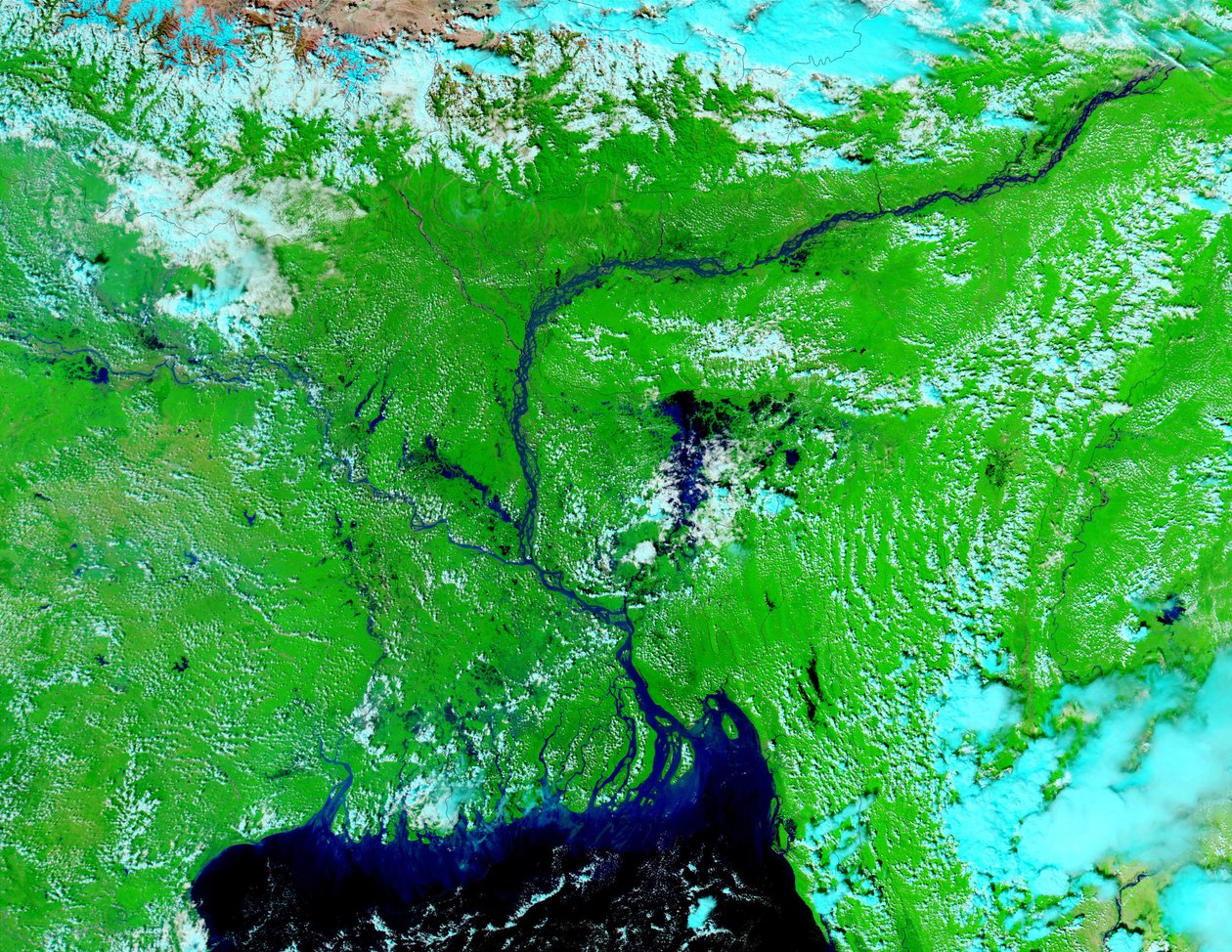 Satellitbillede, 5. oktober 2002, der viser vandfyldte lavland i Indien og Bangladesh. Lyseblå er floder, søer og oversvømmede områder. Det mørke områdes midterste forgrund er Bengalbugten. Kredit NASA. af National Aeronautics and Space Administration National Aeronautics and Space Administration