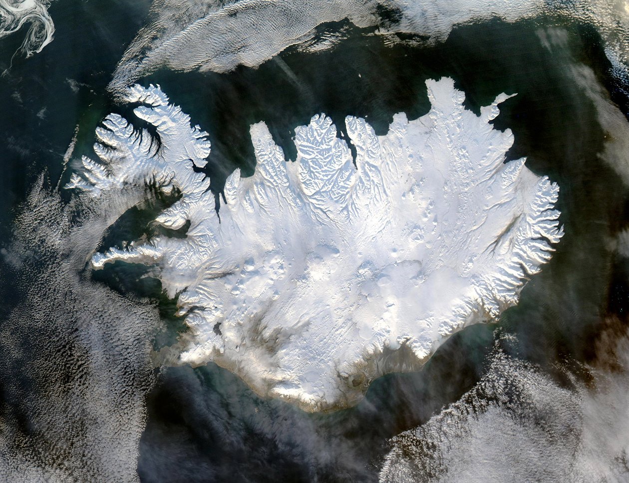 Satellitbillede af Island den 28. januar 2004, der viser det dækket af et tæppe af sne og is, som skjuler de permanente gletsjere og iskapper, der eksisterer året rundt. Kredit NASA. Videnskabens vinter af National Aeronautics and Space Administration National Aeronautics and Space Administration