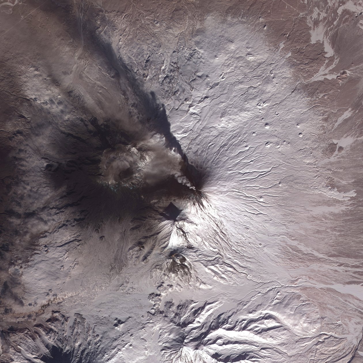 Satellitbillede af udbruddet af vulkanen Kliuchevskoi eller Klyuchevskaya Sopka, Kamchatka-halvøen, Rusland, 2010. Har været aktiv næsten uafbrudt siden dets første registrerede udbrud i 1697. Kredit NAS af National Aeronautics and Space Administration National Aeronautics and Space Administration