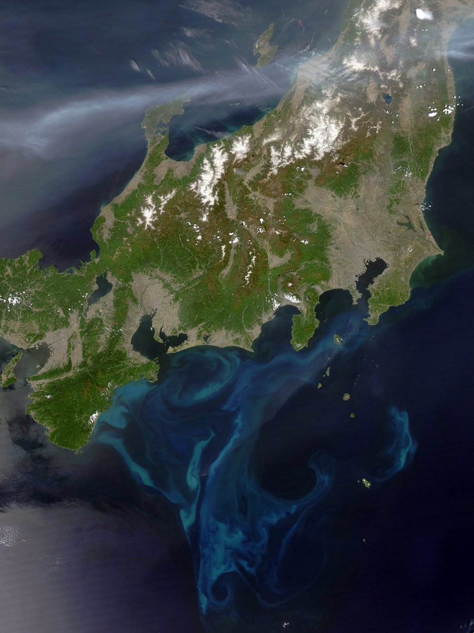 Satellitbillede af Honshu, Japan, 4. maj 2005 med en tyk røgfane, der krydser øen fra vest, hvor intense brande havde brændt i Nordkorea. Kredit NASA. Videnskab Jord Geologi Forurening af National Aeronautics and Space Administration National Aeronautics and Space Administration
