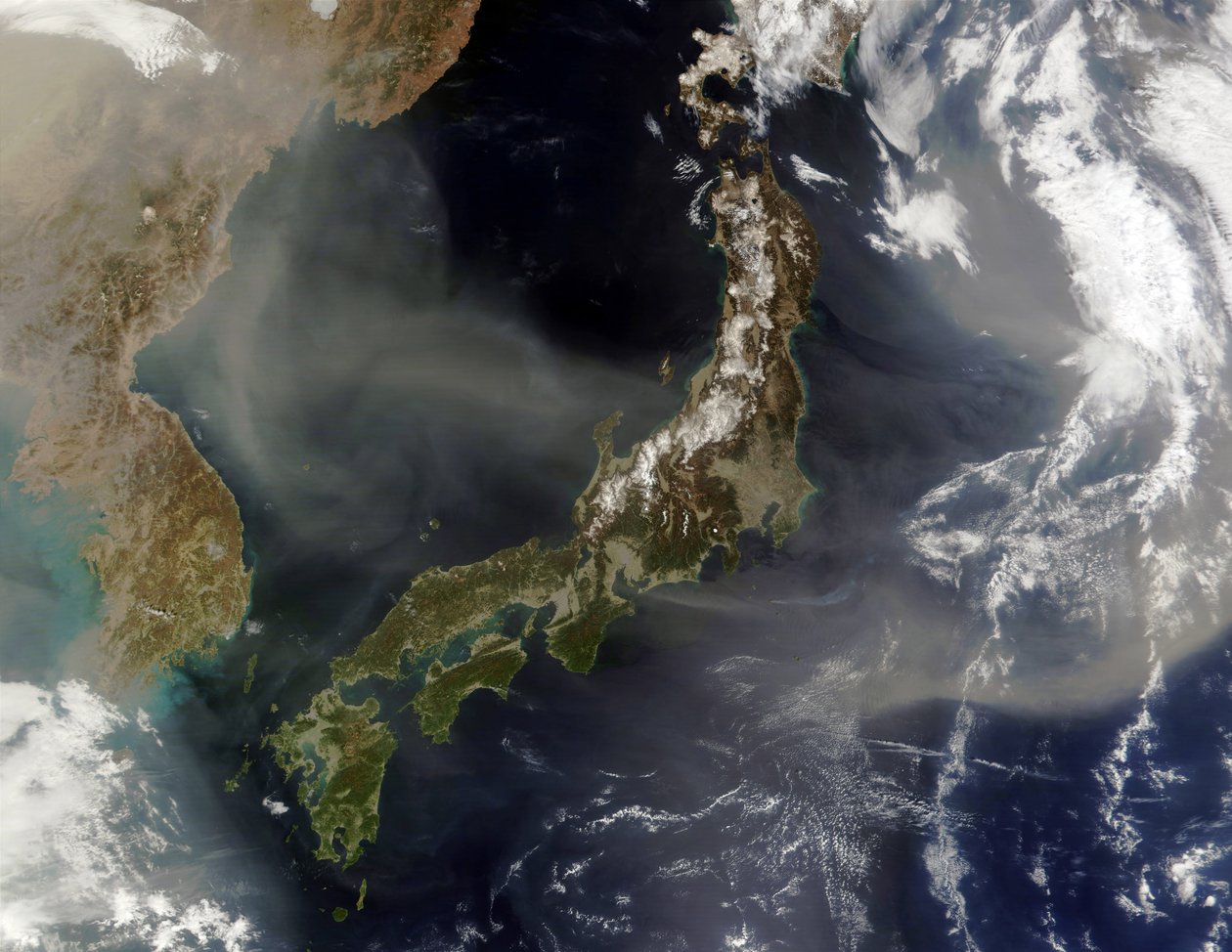Satellitbillede af Japan med snedækkede bjerge, forårsgrønne land på lavere niveauer. Støv fra det kinesiske fastland blæser over Det Japanske Hav og ud i Stillehavet. Kredit: NASA. Videnskab af National Aeronautics and Space Administration National Aeronautics and Space Administration
