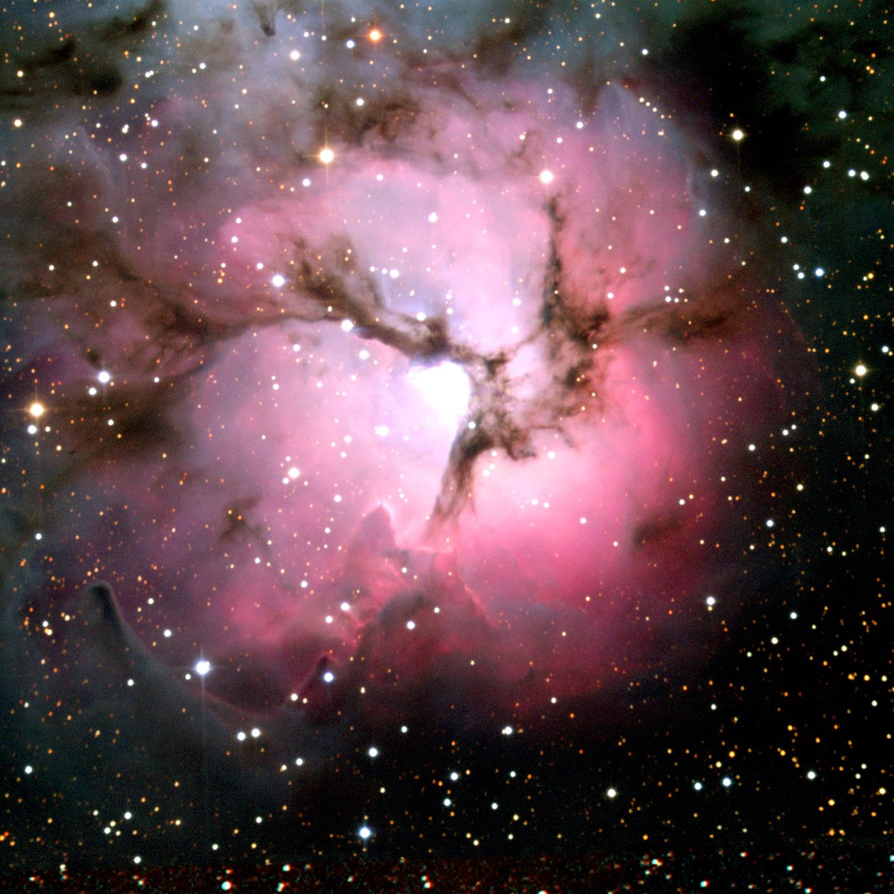 Spitzer Space Telescope sammensat sammenligning af synligt lys og infrarødt syn af den glødende Trifid-tåge, en kæmpe stjernedannende sky af gas og støv placeret i stjernebilledet Skytten. Kredit af National Aeronautics and Space Administration National Aeronautics and Space Administration