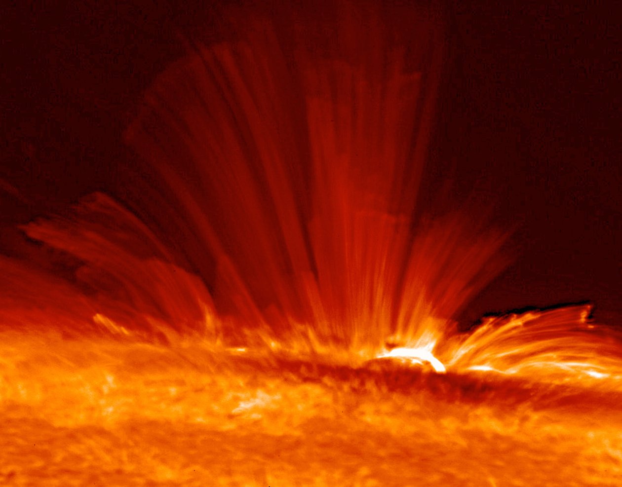 Solplet med streamers af supervarm, elektrisk ladet gas (plasma) buer fra Solens overflade og afslører strukturen af solens magnetfelt. Kredit NASA. af National Aeronautics and Space Administration National Aeronautics and Space Administration