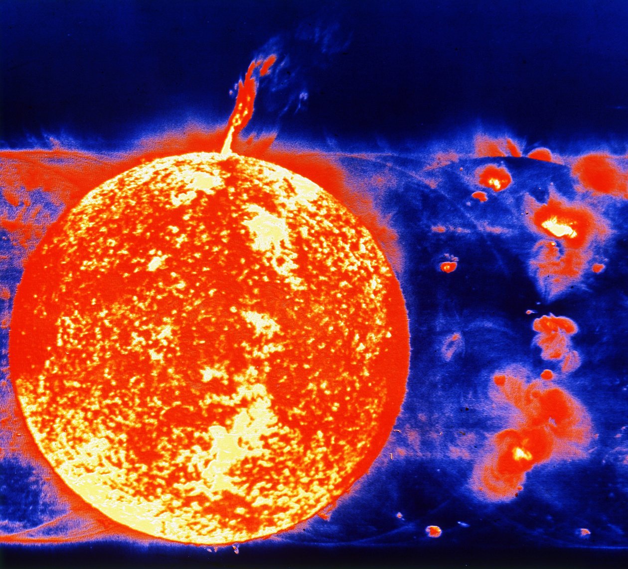 Solpletter og prominenser i 1973. Billede fra Skylabs solteleskop. NASA fotografi. af National Aeronautics and Space Administration National Aeronautics and Space Administration
