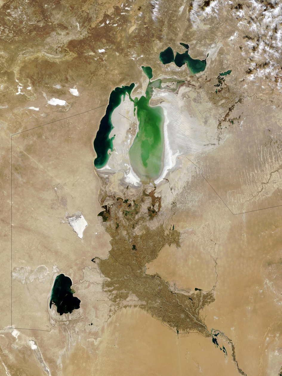 Aralsøen, oktober 2008. Engang det fjerdestørste indre hav, i det sydlige Kasakhstan og det nordlige Usbekistan, har det delt sig i tre vandområder. Hovedårsag til svind på grund af afledning af vand af National Aeronautics and Space Administration National Aeronautics and Space Administration