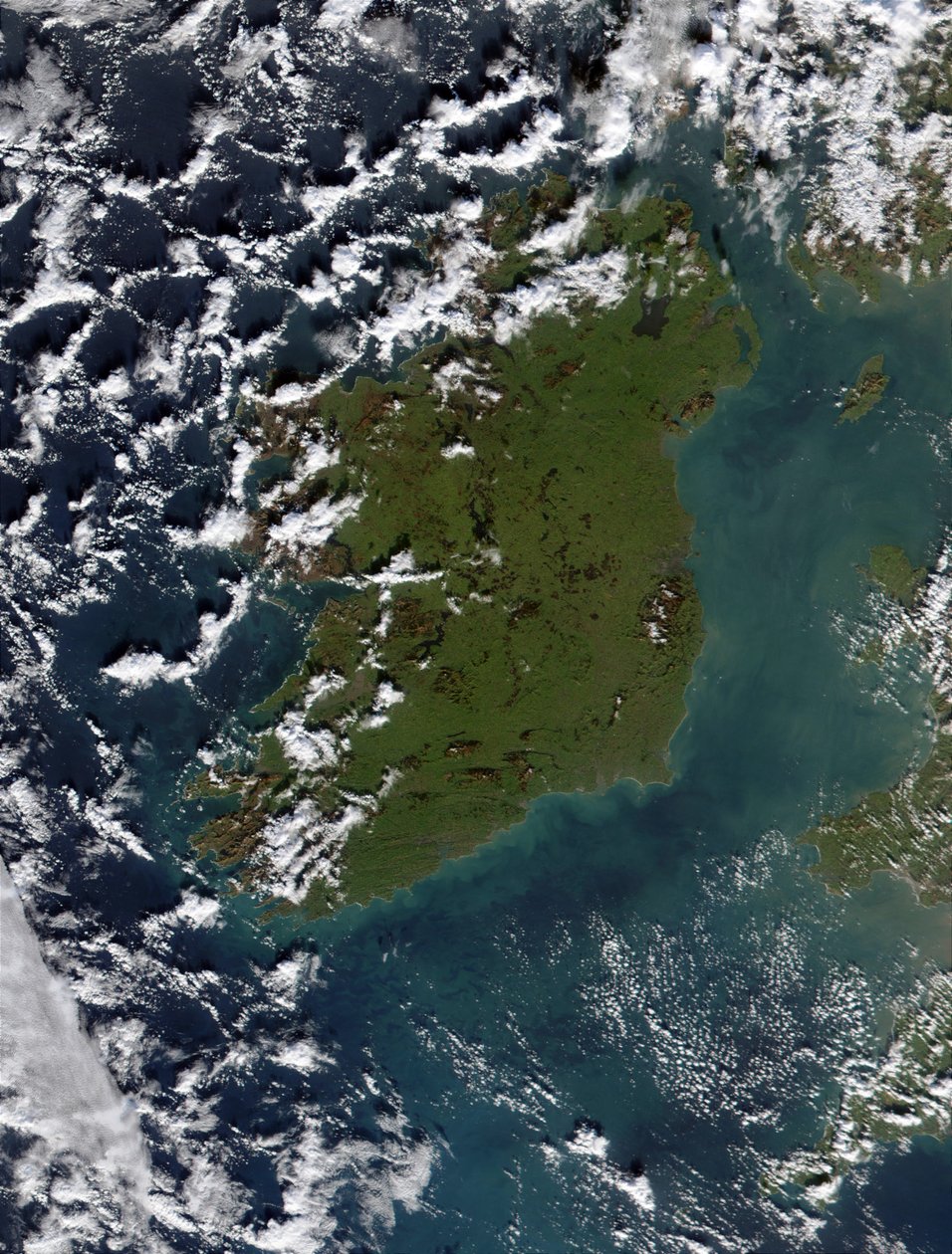 Det Irske Hav (højre) fuld af planteplankton i dette ægte farvebillede fra januar 2002. Det Irske Hav adskiller Irland (i midten) fra Storbritannien (til højre). Dette mælkeagtige udseende skyldes sandsynligvis af National Aeronautics and Space Administration National Aeronautics and Space Administration