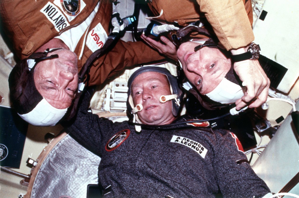 De to besætninger på den fælles USUSSR ASTP lægger til kaj i kredsløb om jorden. NASA fotografi af National Aeronautics and Space Administration National Aeronautics and Space Administration
