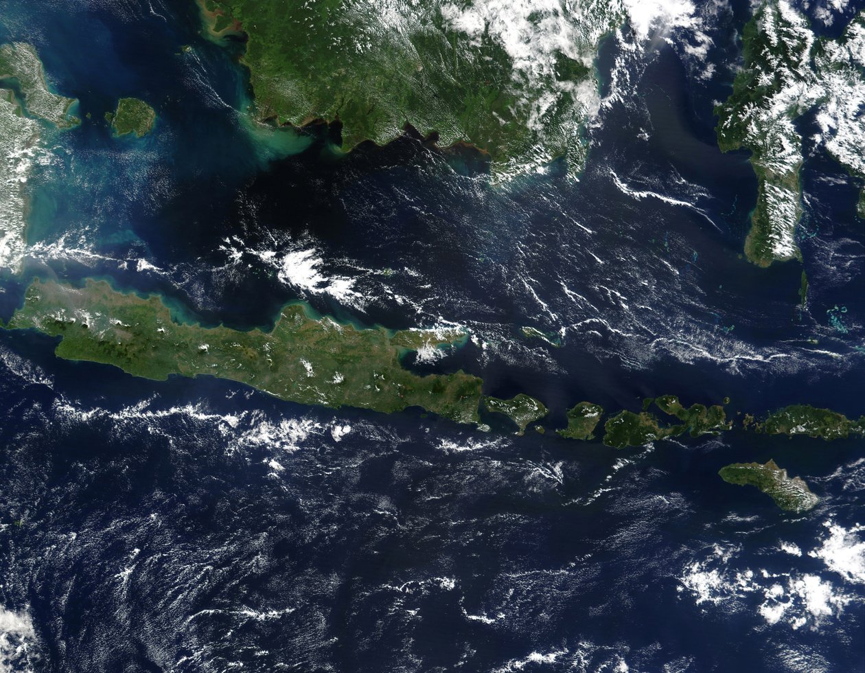 Farvesatellitbillede af Indonesien medio maj 2002. Da brændsæsonen ikke var fuldt i gang i regionen, er himlen over øen Borneo, Malaysia ved dens nordvestkyst, forholdsvis klar. af National Aeronautics and Space Administration National Aeronautics and Space Administration