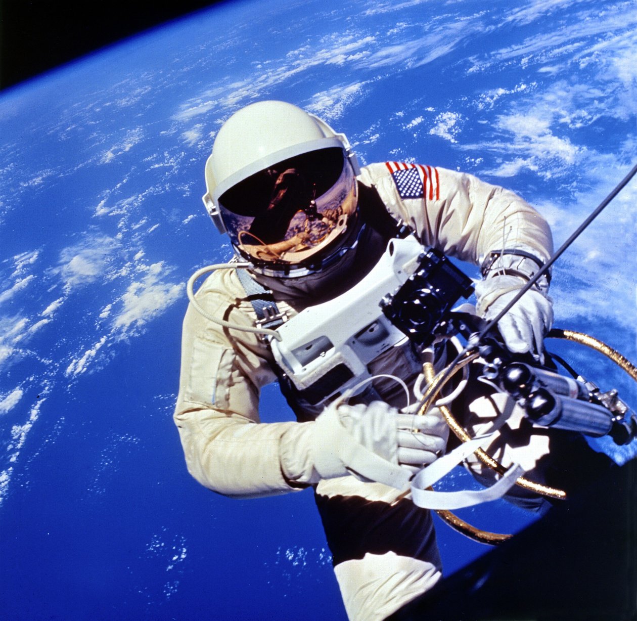Den amerikanske astronaut Edward H White II udfører eksterne opgaver under tredje kredsløb af Gemini-Titan 4-flyvningen. NASA fotografi. af National Aeronautics and Space Administration National Aeronautics and Space Administration