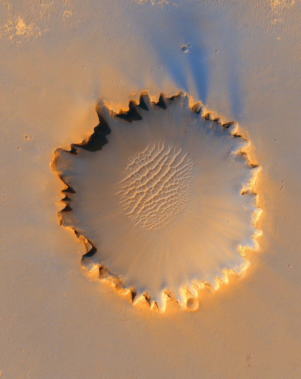 Victoria Crater, nedslagskrater ved Meridiani Planum, nær ækvator på Mars, cirka 800 meter i diameter. Skumpet kant er forårsaget af erosion. Kredit NASA. Videnskab Astronomi Planet af National Aeronautics and Space Administration National Aeronautics and Space Administration