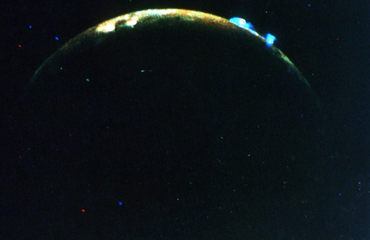Vulkanudbrud på Jupiters måne, se. Øvre: Plume 5: Nederste: Plume 6. Voyager II. NASA fotografi. af National Aeronautics and Space Administration National Aeronautics and Space Administration