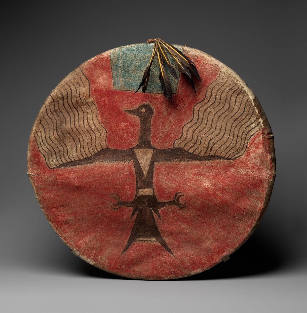 Skjold, ca. 1885 (garvet læder, pigment, træ og fjer) af Native American