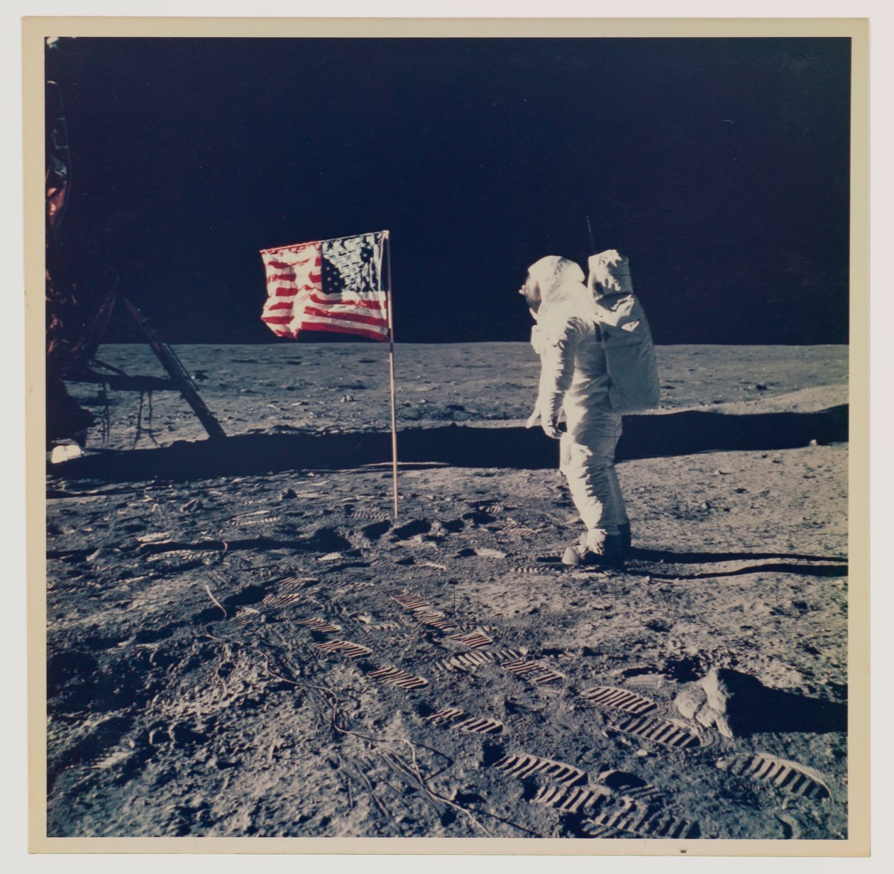 Buzz Aldrin og det amerikanske flag på månen af Neil Armstrong