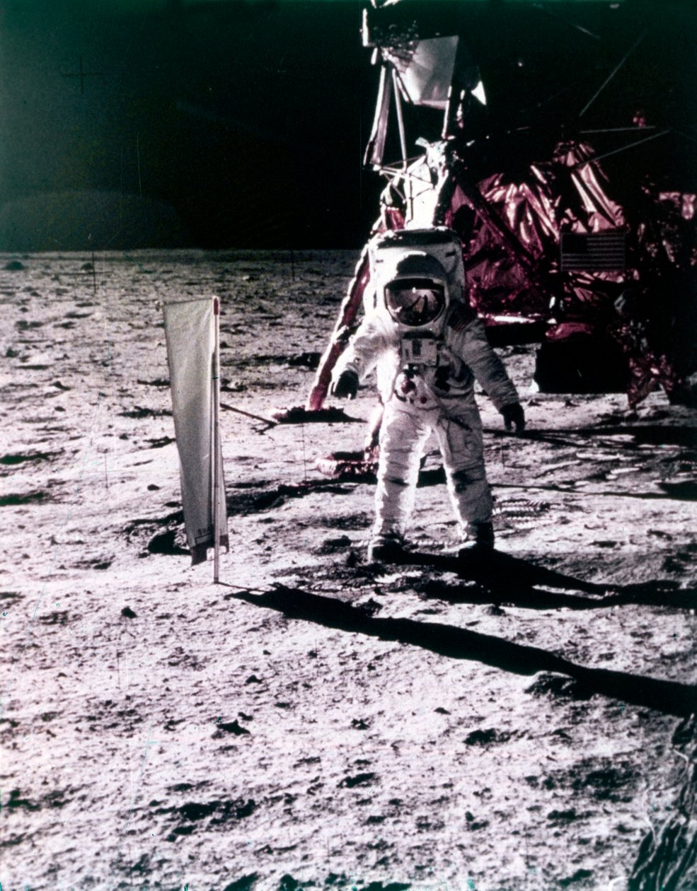 Buzz Aldrin installerer solvindfanger på Månens overflade, Apollo 11 mission, juli 1969. af Neil Armstrong