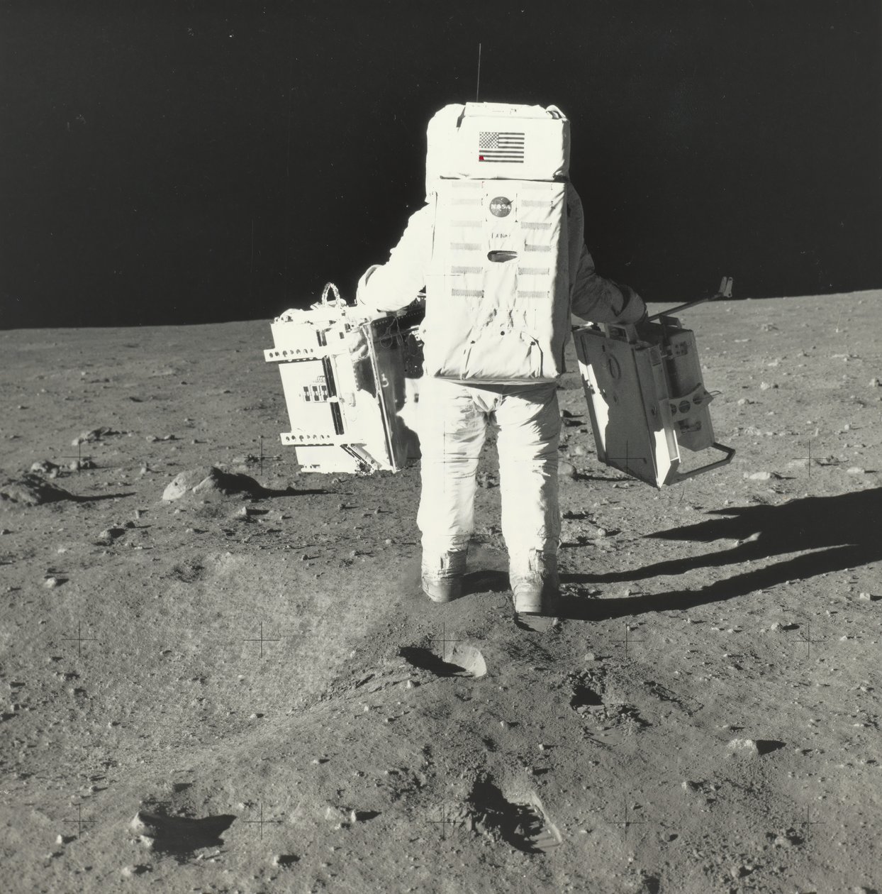 Buzz Aldrin på månen med komponenter fra den tidlige Apollo Scientific Experiments Package, 1969. af Neil Armstrong