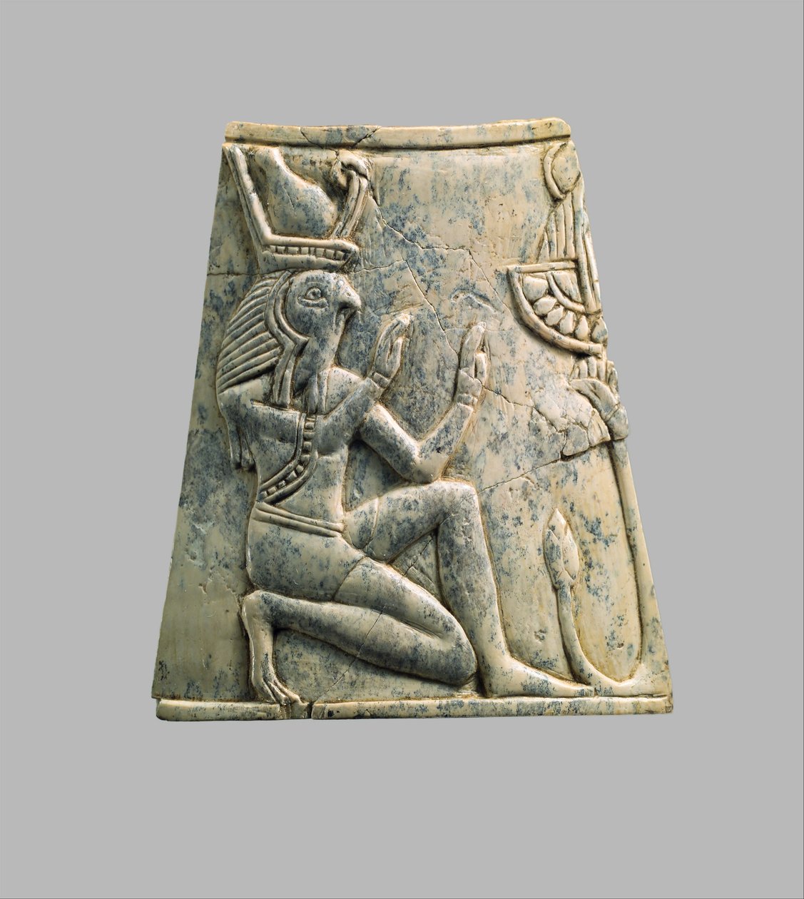 Plaque med falkehovedet Re iført krone af Øvre og Nedre Egypten, ca. 8.–7. århundrede f.Kr. af Neo Assyrian