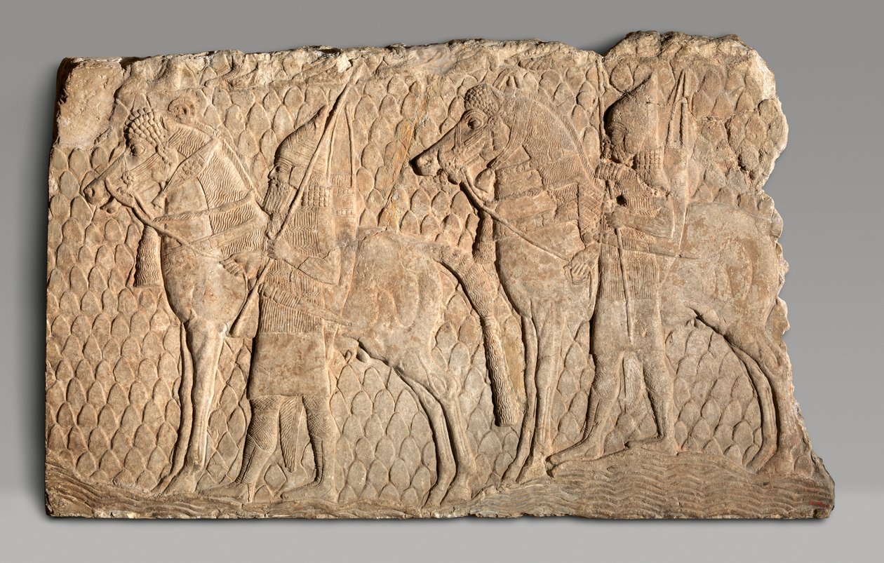 Relieffragment: kavalerister langs en å i bjergrigt terræn, ca. 704–681 f.v.t. (gipsalabast) af Neo Assyrian