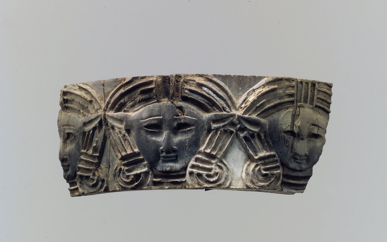 Cloisonné-møbler eller plakette til kosmetikæsker med tre frontale hoveder, ca. 8.–7. århundrede f.Kr. (elfenben) af Neo Assyrian