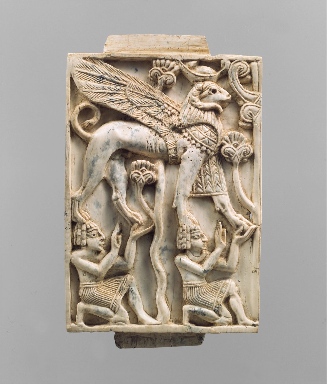 Møbelplade udskåret i relief med en vædderhovedet sfinx, ca. 9.–8. århundrede f.Kr. (elfenben) af Neo Assyrian