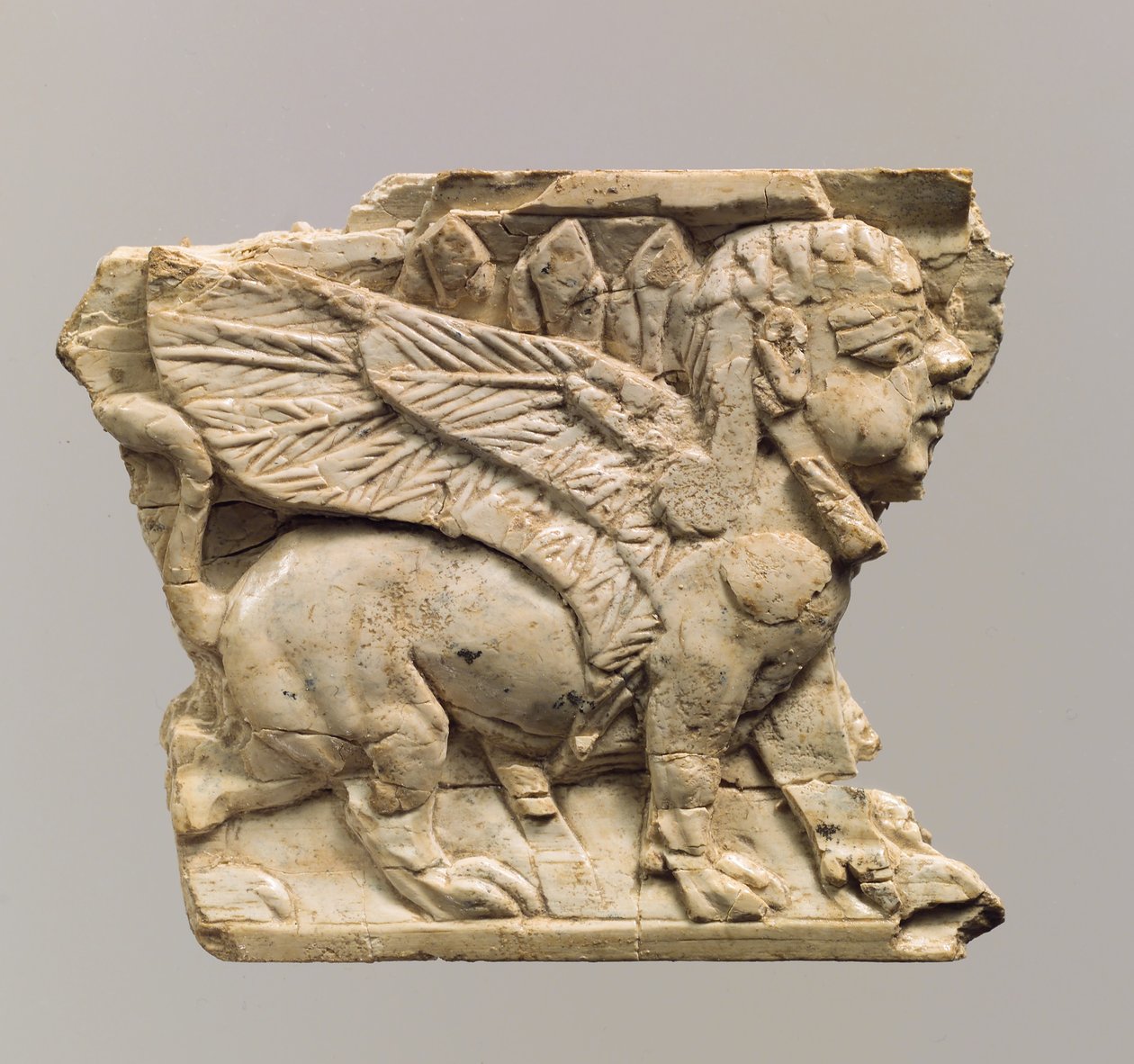 Møbelplade udskåret i relief med sfinx, ca. 9.-8. århundrede f.Kr. (elfenben) af Neo Assyrian