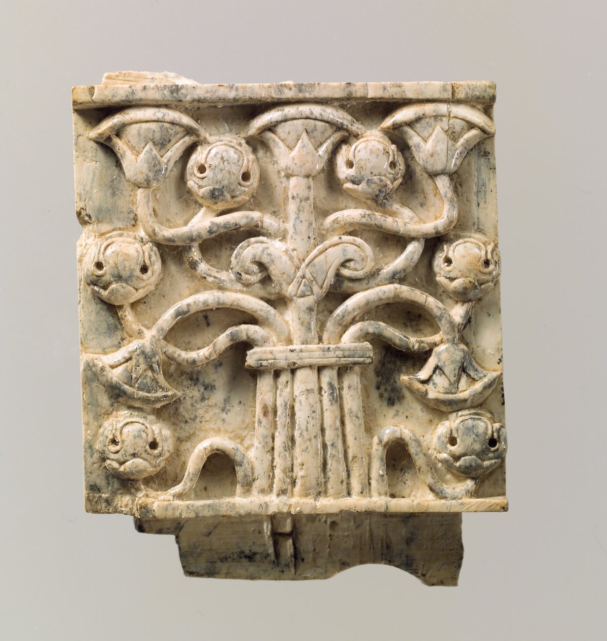 Møbelplade udskåret i relief med stiliseret træ, ca. 8.–7. århundrede f.v.t. (elfenben) af Neo Assyrian