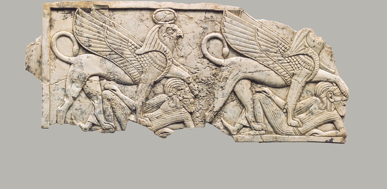 Møbelplade udskåret i relief med to falkehovedede sfinkser, der tramper fanger, ca. 9.-7. århundrede f.Kr. (elfenben) af Neo Assyrian Neo Assyrian