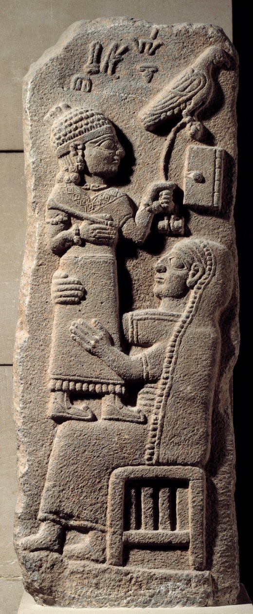 Lavt basaltrelief, der forestiller skriveren Tarhunpiyas på sin mors knæ, mens han holder skriften og en jagtfalk. Slutningen af det 8. århundrede f.Kr. Fra Marash, Anatolien. Neo-hittitæra (1050-800 f.Kr.) Dim. 0,75x0,28 m. Paris, Louvre-museet af Neo Hittite Neo Hittite