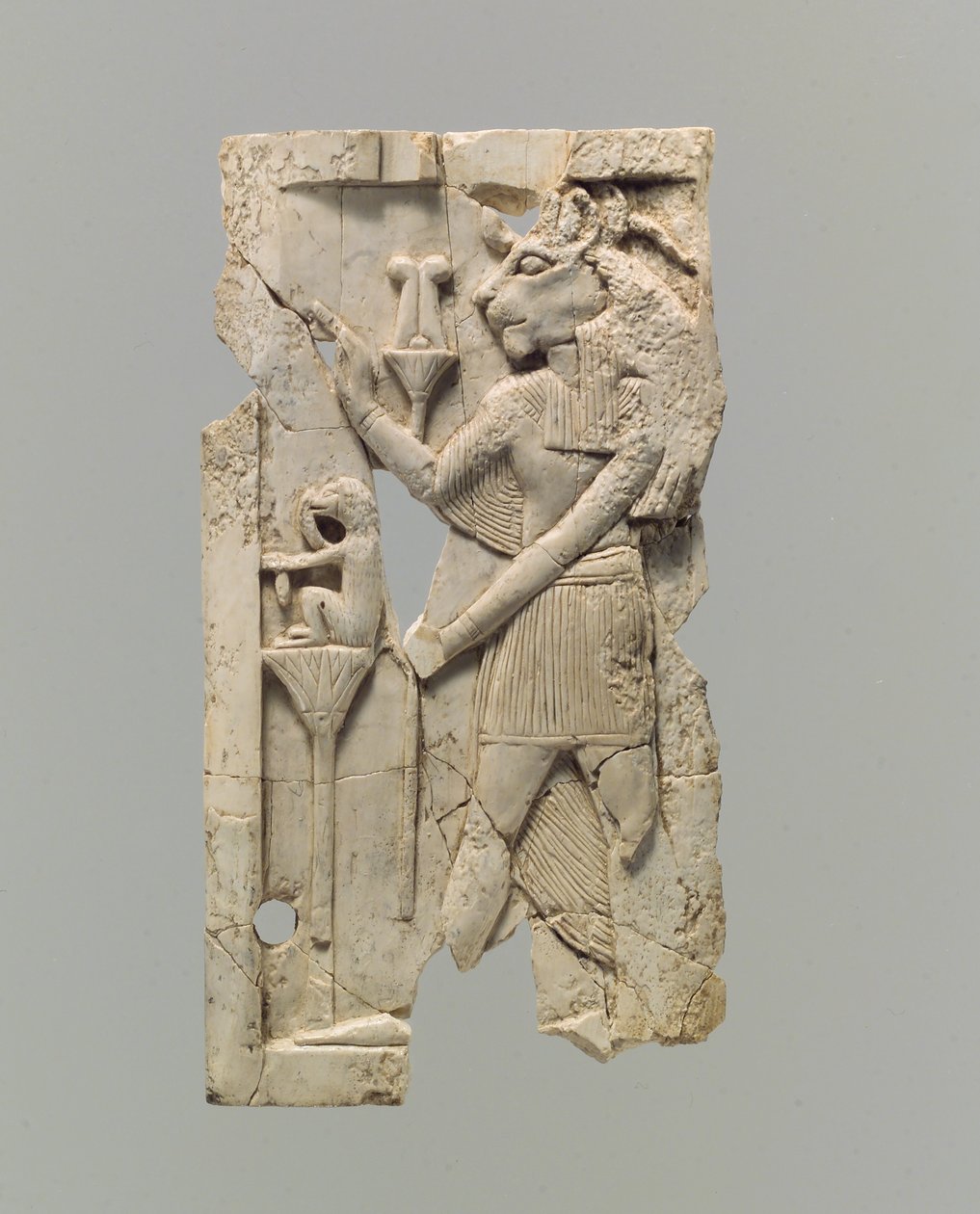 Møbelplade udskåret i relief med løvehovedet figur, ca. 8.–7. århundrede f.v.t. (elfenben) af Neo Assyrian